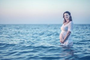 מתאחדות עם הטבע: המדריך המלא לצילומי היריון בים